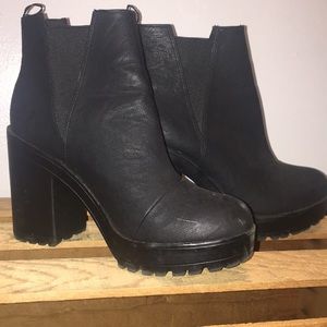 Divided Black boots with heel